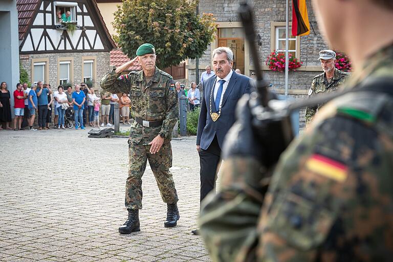 Der Lehrgruppenkommandeur schreitet gemeinsam mit dem Bürgermeister die Front der angetretenen Soldaten als Zeichen der Ehre und Wertschätzung ab. Der Lehrgruppenkommandeur schreitet gemeinsam mit dem Bürgermeister die Front der angetretenen Soldaten als Zeichen der Ehre und Wertschätzung ab.