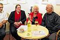 Finale für Rautenberg: Zum letzten Mal hatte Rautenberg (rechts) das Vorlesen bei &bdquo;Mellrichstadt liest&ldquo; organisiert und geleitet. Nach der Lesung unterhielt er sich bei einem Glas Wein mit seinen Mitstreitern Barbara Böhm(Zweite von rechts) und Ulrich Bucher. Mit am Tisch saß Carolin Fritz-Reich, die Kulturmanagerin des Landkreises. Sie hatte Rautenberg den Dank der Kulturagentur überbracht für seinen mehrjährigen Einsatz. Peggy Geßner, die zweite in diesem Team, konnte an der Juli-Sitzung aus beruflichen Gründen nicht teilnehmen.