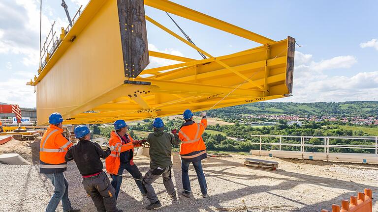 Am Mittwoch (10.08.16) ist in Würzburg fleißig am Endverschub der Heidingsfelder Talbrücke gearbeitet worden.