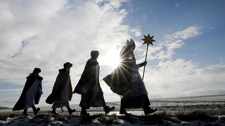 Erstmals nach zwei Jahren sind heuer die Sternsinger wieder in gewohnter Form unterwegs (Symbolbild). Jedoch gab es teilweise Probleme, genügend Kinder oder Mitwirkende für die Aktion zu finden.