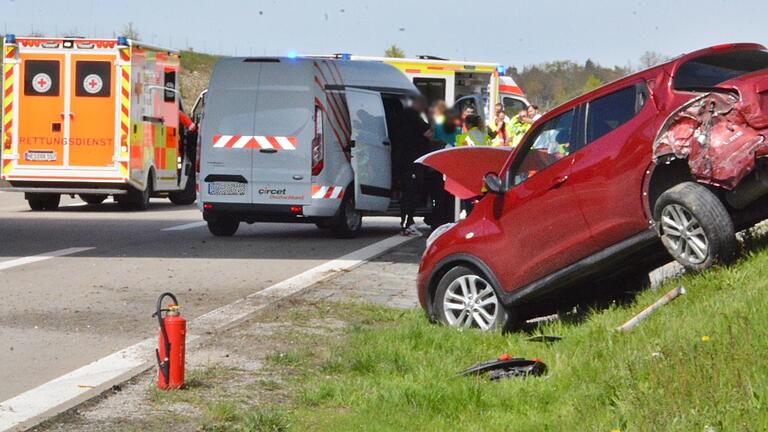 Ein Nissan wurde bei einem Unfall auf der A 71 in die Böschung geschleudert. Ein Nissan wurde bei einem Unfall auf der A 71 in die Böschung geschleudert.