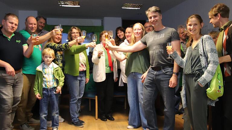 Die Grünen trafen sich am Wahlabend im Büro in der Kitzinger Kaiserstraße. Sie stießen mit Direktkandidat Wolfgang Lenhard (graues T-Shirt, rechts) an.