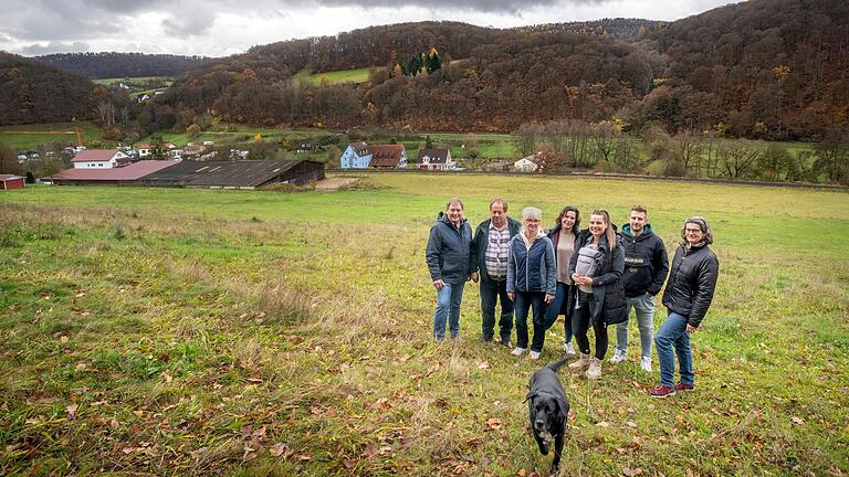 Laut einer Planungsskizze soll die P43 dort verlaufen, wo auf dem Foto ein Teil der Bewohnerinnen und Bewohner der Roßmühle stehen (von links): Elmar Kütt, Franz Volkert, Stephanie Volkert, Anna Abed, Franziska Volkert, Matthias Schumm, und Beate Betz.&nbsp;