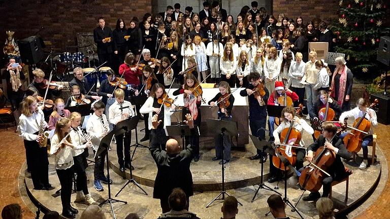 Beim Schlusslied 'Macht hoch die Tür' stimmten beim Weihnachtskonzert des Gymnasiums Veitshöchheim in der Kuratiekirche mit den über 100 Mitwirkenden auch die über 300 Gäste mit ein.