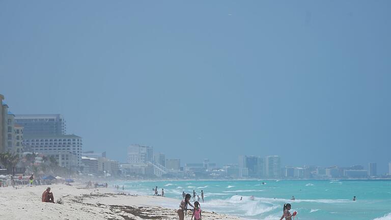 Urlaubsorte in Mexiko bereiten sich auf Hurrikan „Beryl” vor - Nach dem Durchzug über Jamaika wird „Beryl” auf die Halbinsel Yucatán in Mexiko treffen. Urlaubsorte in Mexiko bereiten sich auf Hurrikan „Beryl” vor - Nach dem Durchzug über Jamaika wird „Beryl” auf die Halbinsel Yucatán in Mexiko treffen.