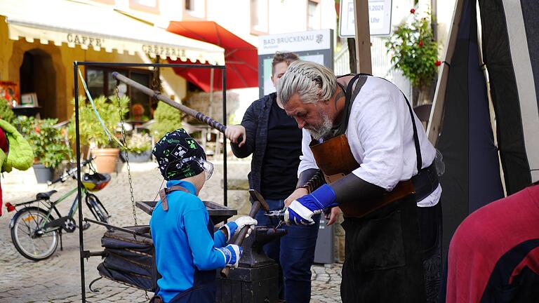 Bei Dmytro Eider konnten sich die Besucher mit der Kunst des Schmiedens vertraut machen – und auch selbst zum Hammer greifen.       -  Bei Dmytro Eider konnten sich die Besucher mit der Kunst des Schmiedens vertraut machen – und auch selbst zum Hammer greifen.