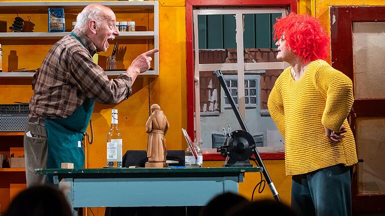 Pumuckls (Brigitte Obermeier, rechts) Späße sorgen bei Meister Eder (Jürgen Schuhmann) mitunter auch für Zornesausbrücke. Pumuckls (Brigitte Obermeier, rechts) Späße sorgen bei Meister Eder (Jürgen Schuhmann) mitunter auch für Zornesausbrücke.