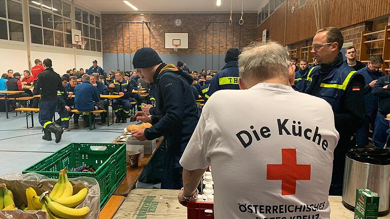 Ein Blick in die Mehrzweckhalle in Saaldorf. Hier sind weitere Einsatzkräfte untergebracht und werden vom Österreichischen Roten Kreuz versorgt. Foto: BRK Berchtesgadener Land