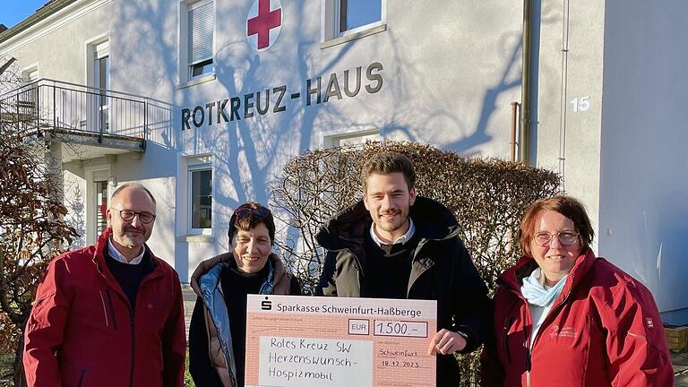 1500 Euro spendete die Wirth Model Immobilien in Schweinfurt für das BRK-Hospizmobil. Im Bild (von links) BRK-Kreisgeschäftsführer Thomas Lindörfer, Michaela Model-Wirth, Marcel Wirth und Gabi Siegmund vom Bayerischen Roten Kreuz.