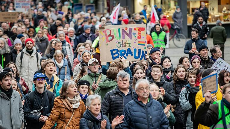 Rund 10.000 Menschen protestierten am 3. Februar in Würzburg gegen Rechtsradikalismus und für die Demokratie.