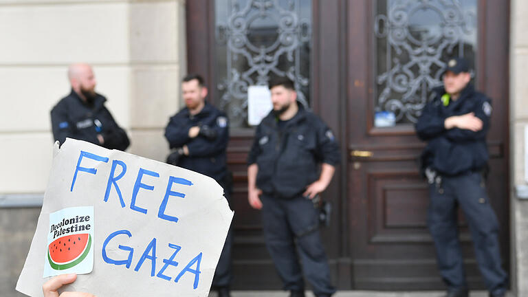 Nahostkonflikt - Protest Humboldt-Universität.jpeg       -  Menschen protestieren auf dem Gelände der Humboldt-Universität Berlin gegen den Krieg im Gazastreifen.