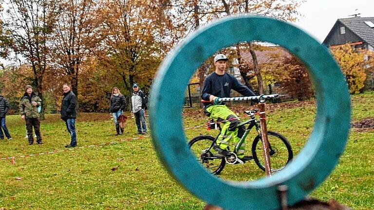 Ringe stechen: Wer in Hohestadt Highlander werden will, muss auch seine Zielgenauigkeit unter Beweis stellen. Ringe stechen: Wer in Hohestadt Highlander werden will, muss auch seine Zielgenauigkeit unter Beweis stellen.
