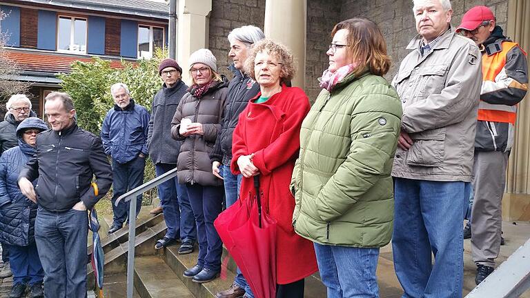 Über große Solidarität konnte sich Pfarrerin Doris Otminghaus freuen. Über 60 Menschen kamen zu einer kurzfristig anberaumten Schweige-Demo am Samstag vor die Haßfurter Christuskirche. Über große Solidarität konnte sich Pfarrerin Doris Otminghaus freuen. Über 60 Menschen kamen zu einer kurzfristig anberaumten Schweige-Demo am Samstag vor die Haßfurter Christuskirche.