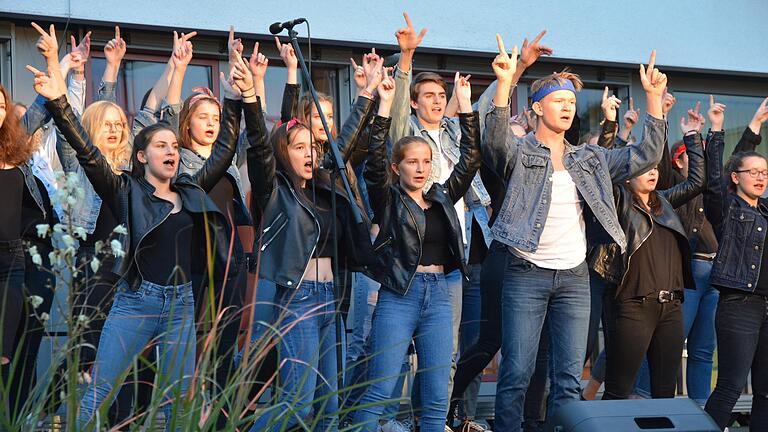 Mit einem Medley der bekanntesten Songs der britischen Rockband Queen begeisterte der Kammerchor beim Jahresabschlusskonzert am Martin-Pollich-Gymnasium.