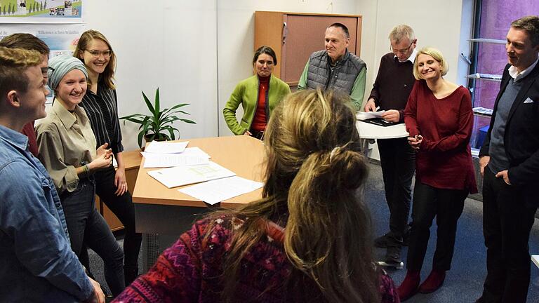 In Marktheidenfeld standen die Landratskandidaten vier jungen Fridays-for-Future-Aktivisten gegenüber.