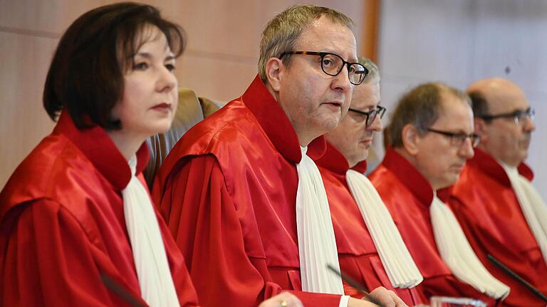 Der Zweite Senat des Bundesverfassungsgerichts bei der Verkündung des Urteils: von links Sibylle Kessal-Wulf, Vorsitzender Andreas Voßkuhle, Peter M. Huber, Johannes Masing und Ulrich Maidowski.