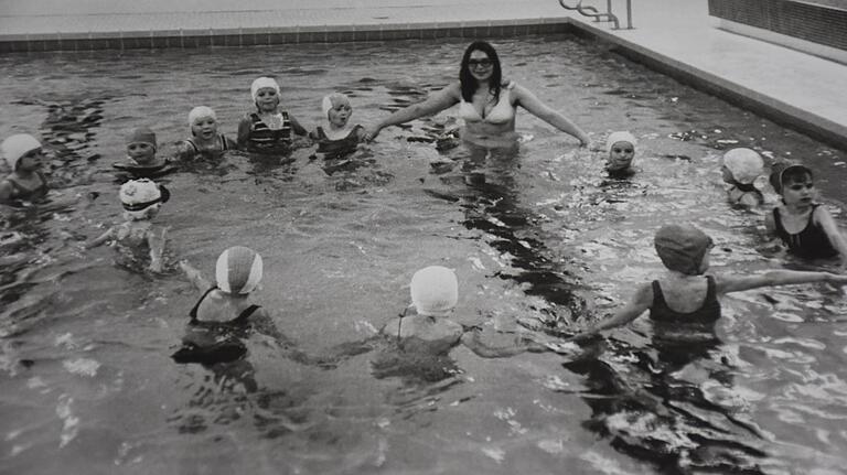 Damals wie heute eines der Besonderheiten der Gartenstadtschule. Das eigene Schwimmbad. Schon ab der ersten Klasse lernen die Kinder dort Schwimmen.