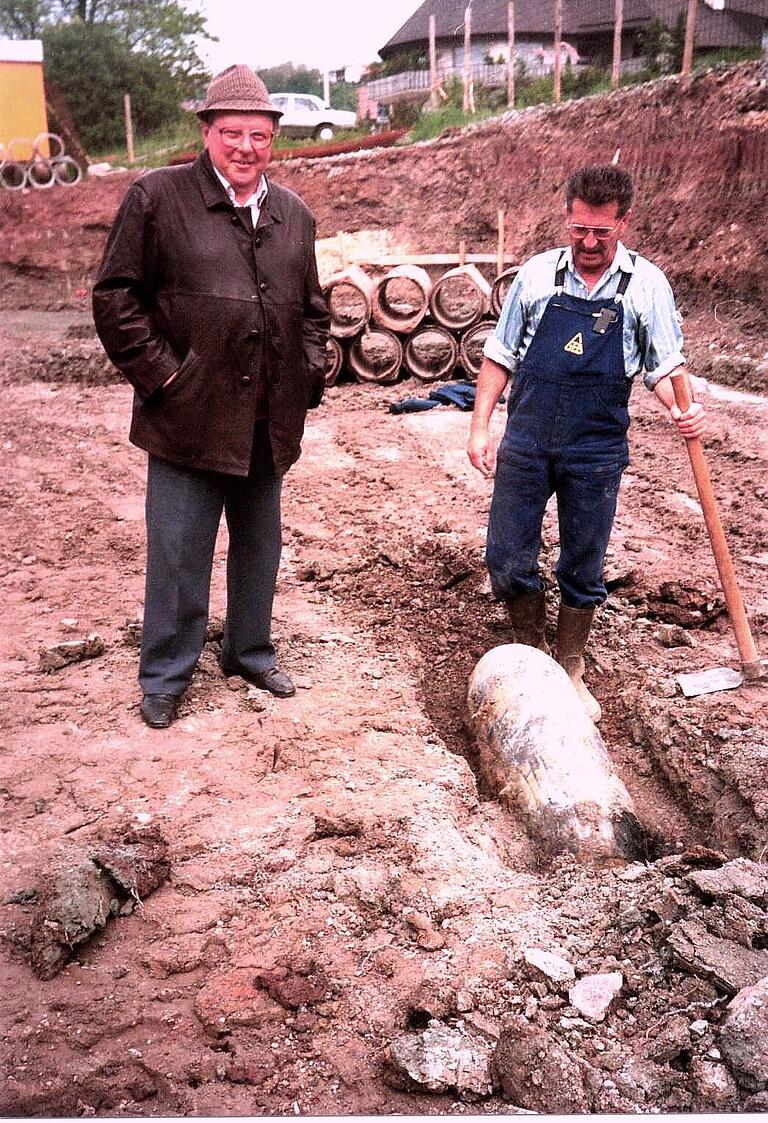 Die noch scharfe fünf Zentner schwere US-Sprengbombe wurde 1991 bei Bauarbeiten in Ebelsbach gefunden. Eigentlich sollte sie die Kugellagerfabrik treffen. Bürgermeister Emil Däschner hat sie nach der Entschärfung originalgetreu restaurieren lassen.