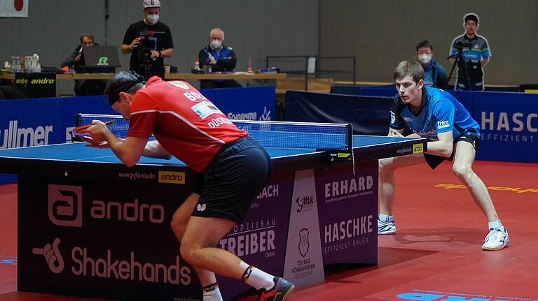 Timo Boll und Kilian Ort (rechts) im Duell. Das Spiel beobachten Schiedsrichter Josef van Eckart (von links) während einer Pause, TV-Kameramann Frank Reichardt, Oberschiedsrichter Gerhard Trautwein, Headcoach Koji Itagaki und der allgegenwärtige ehemalige Spieler (als Pappkamerad) Mizuki Oikawa, der seit Sonntag japanischer Meister ist. Timo Boll und Kilian Ort (rechts) im Duell. Das Spiel beobachten Schiedsrichter Josef van Eckart (von links) während einer Pause, TV-Kameramann Frank Reichardt, Oberschiedsrichter Gerhard Trautwein, Headcoach Koji Itagaki und der allgegenwärtige ehemalige Spieler (als Pappkamerad) Mizuki Oikawa, der seit Sonntag japanischer Meister ist.
