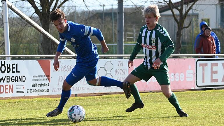 Großbardorfs Luca Binder (rechts) verteidigt gegen Würzburgs Moritz Lotzen. Der FV 04 Würzburg hat sein Bayernliga-Auswärtsspiel beim TSV Großbardorf deutlich verloren.