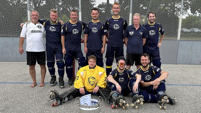 Der ERV Schweinfurt ist bayerischer Meister im Rollhockey: Trainer Holger Köder (hinten von links), Maxi Rabs, Alex Küsters, Pascal Schäfer, Simon Knaup, Martin Krönert, Joschi Platten sowie Philipp Graf (vorne von links), Maurice Köder und Jonas Knaup.