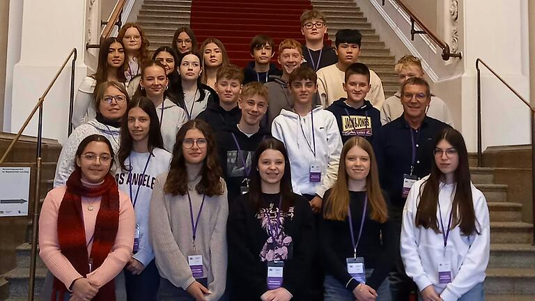 Nach dem Informationsbesuch stellten sich die Schüler der Karlstadter Mittelschule mit ihrem Klassenlehrer Matthias Döll zum obligatorischen Abschlussfoto auf den roten Teppich der Eingangstreppe zum Plenarsaal.