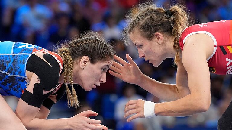 Paris 2024 - Ringen       -  Annika Wendle (r.) ist eine von vier deutschen Ringerinnen bei den Spielen in Paris.