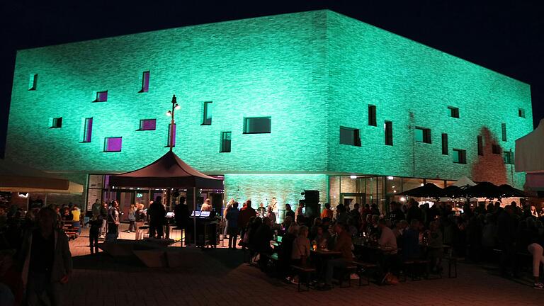 Nicht nur Live-Musik trägt zur Stimmung des Bier- und Weindorfes in Lohr (Lkr. Main-Spessart) bei. Auch die Beleuchtung sorgt für eine besondere Atmosphäre. Nicht nur Live-Musik trägt zur Stimmung des Bier- und Weindorfes in Lohr (Lkr. Main-Spessart) bei. Auch die Beleuchtung sorgt für eine besondere Atmosphäre.