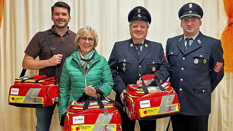 Große Freude in Dipbach über die lebensrettenden Life-Bags (von links): Vorsitzender Michael Burger von der DJK Dipbach, Inge Holzleitner von der Katholischen Kirchenstiftung Dipbach sowie Vorsitzender Werner Fuchs und Kommandant Fabian Füller von der Freiwilligen Feuerwehr Dipbach.