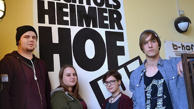 Wuerzburger Jugendzentrum Bechtolsheimer Hof - Lukas Harjung, Ricarda Gräf, Eva Uckermann und Gabriel Krapf (von links) sind ins Würzburger Jugendzentrum Bechtolsheimer Hof gekommen, um sich ein HipHop-Konzert anzuhören. Und: Sie helfen mit – vor und hinter der Bühne, an der Kasse, an der Theke. Freiwillig. Wuerzburger Jugendzentrum Bechtolsheimer Hof - Lukas Harjung, Ricarda Gräf, Eva Uckermann und Gabriel Krapf (von links) sind ins Würzburger Jugendzentrum Bechtolsheimer Hof gekommen, um sich ein HipHop-Konzert anzuhören. Und: Sie helfen mit – vor und hinter der Bühne, an der Kasse, an der Theke. Freiwillig.