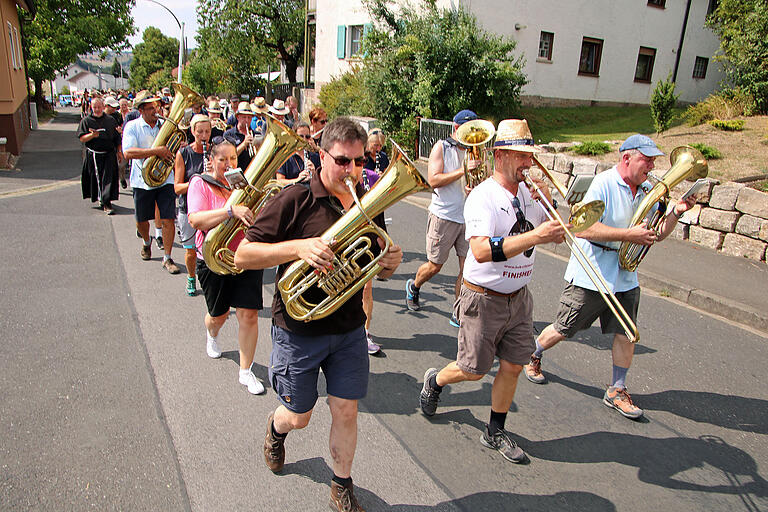 Zum 50. Mal begleitete die Estenfelder Kreuzbergmusik mit ihrem Leiter Stefan Ackermann (vorne links) in diesem Jahr die Würzburger Kreuzbergwallfahrt musikalisch. Foto: Herbert Ehehalt Zum 50. Mal begleitete die Estenfelder Kreuzbergmusik mit ihrem Leiter Stefan Ackermann (vorne links) in diesem Jahr die Würzburger Kreuzbergwallfahrt musikalisch. Foto: Herbert Ehehalt