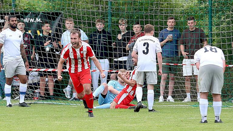 Die Entscheidung: Timo Krafft (Zweiter von links) schnürt seinen Doppelpack und stellt auf 3:0 für die SG Üchtelhausen-Zell.