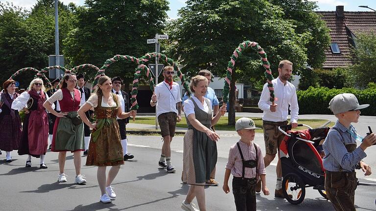 Das 'Daanzgesindl Wegfurt', gegründet 1879 bereicherte den Festzug durch die geschmückten Bögen.