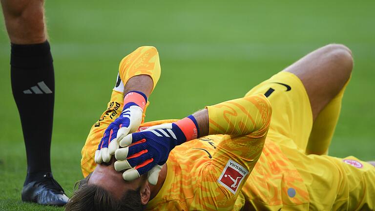VfL Wolfsburg - Eintracht Frankfurt       -  Musste verletzt vom Platz: Kevin Trapp