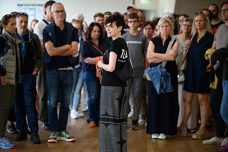 Tina Landgraf gewährt am Sonntag (22.09.24) bei der Backstage-Führung beim Theaterfest am Mainfranken Theater in Würzburg interessante Blicke hinter die Kulissen. Das Theaterfest bietet allen kleinen und großen Gästen ein vielfältiges Programm, darunter verschiedene Workshops mit Ensemblemitgliedern und Blicke hinter die Kulissen sowie Premierenmatineen der Produktionen, Maria Stuart, In den Alpen und Medea.