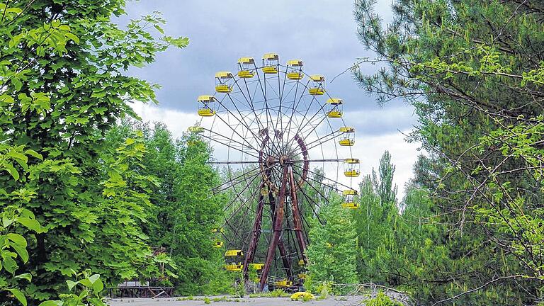 Symbol der toten Stadt Pripjat: Das Riesenrad, das vier Tage nach der Evakuierung seinen Dienst aufnehmen sollte, verschwindet allmählich zwischen Bäumen.