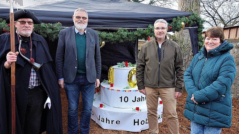 Eröffnung des Hobbykünstlermarkt mit von links Nachtwächter Peter Bosensiek, Bürgermeister Wieland Gsell, Thomas Schießer und Ulrike Döll (Leiterin der Bücherei).