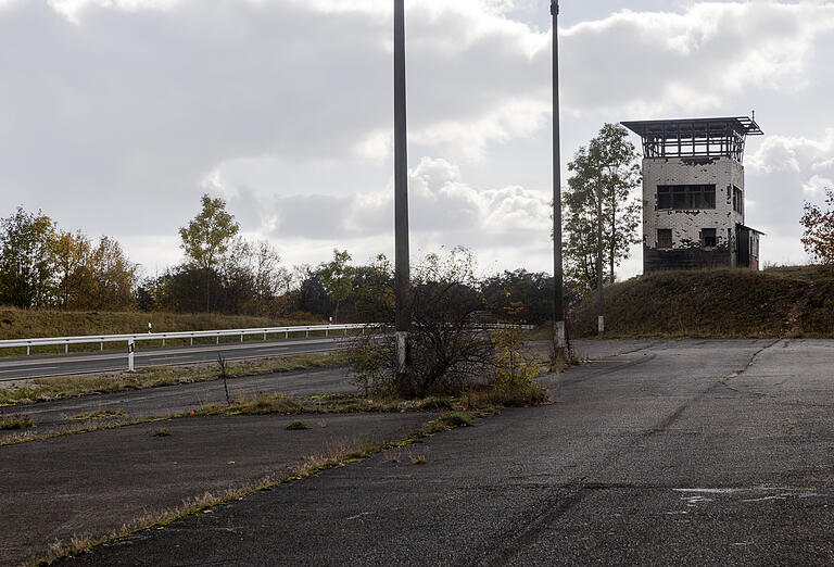 Am Grenzturm der ehemaligen innerdeutschen Grenze zwischen BRD und DDR bei Eußenhausen nagt der Zahn der Zeit.