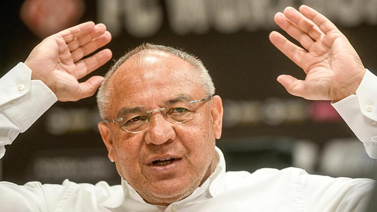 Felix Magath, hier bei einem Pressetermin im Würzburger Stadion, hat gegenüber österreichischen Medien angekündigt, seinen Arbeitsschwerpunkt als Flyerarlarm-Fußball-Chef nach Mödling bei Wien zu legen.