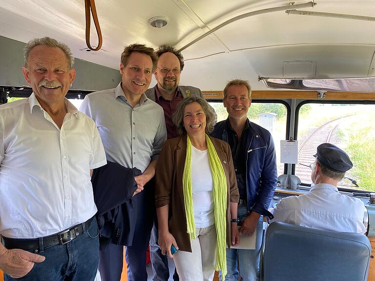 Unterwegs in der Mainschleifenbahn: Die grünen Landtagsabgeordneten (von links) Paul Knoblach, Ludwig Hartmann, Patrick Friedl, Kerstin Celina und Markus Büchler.