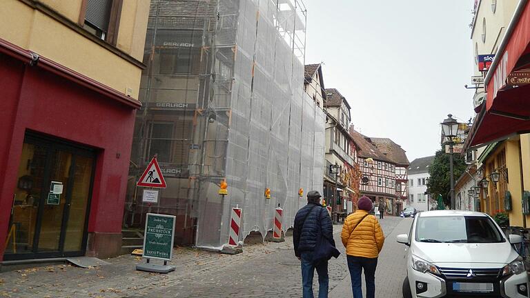 Das Vogelsang-Haus an der Lohrtorstraße ist jetzt eingerüstet und mit Netzen gesichert.