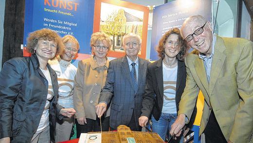 Die Torte zum Geburtstag: Beim Anschneiden (von links): Museumsleiterin Marlene Lauter, Irmgard Heck vom Freundeskreis, Rosemarie und Peter C. Ruppert, stellvertretende Museumsleiterin Henrike Holsing und Freundeskreis-Vorsitzender Gert Fricke.