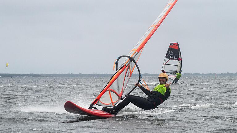 Semir Kamhawi, Lehrer am Würzburger Friedrich-Koenig-Gymnasium, betreibt unzählige Sportarten. Speedwindsurfen ist dabei eine seiner vielen Leidenschaften – die er hier in der Region nur an wenigen Orten ausleben kann.