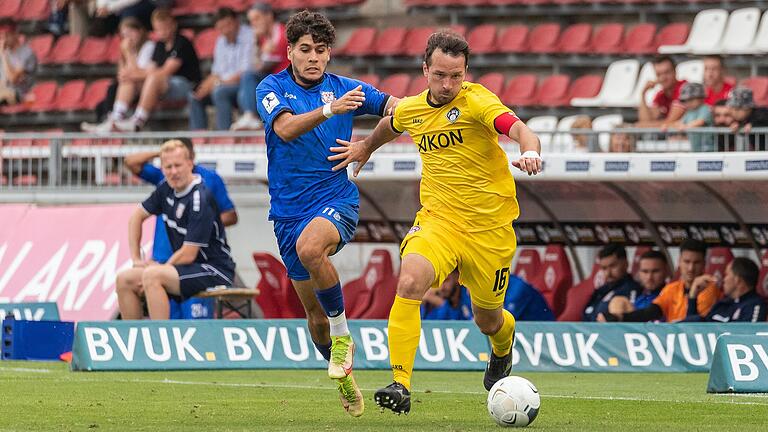 Laufduell: Kickers-Kapitän Peter Kurzweg enteilt dem Frankfurter Jihad Boutakhrit. Am Ende trennten sich die Würzburger vom FSV mit 1:1.