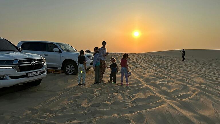 Beim Zwischenstopp in Doha: Die Wüstentour endete im Sonnenuntergang. Beim Zwischenstopp in Doha: Die Wüstentour endete im Sonnenuntergang.