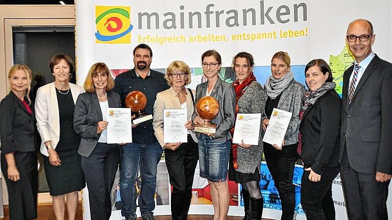 Sechs unterfränkische Schulen haben den &bdquo;Nachhaltigkeitspreis Mainfranken&ldquo; bekommen: (Von links) Asa Petersson (Geschäftsführerin Region Mainfranken GmbH), stellvertretende Landrätin Christine Bender, Andrea Böhm und Hans Schuller (beide Grundschule Rottendorf), Gabriele Kümmeth (Balthasar-Neumann Mittelschule Werneck), Margret Simmelbauer und Marei Lehner (beide Gymnasium Veitshöchheim), Susanne Rinno und Kerstin Schwarz (beide Gustav-Woehrnitz Mittelschule Lohr) und Regierungsvizepräsident Jochen Lange.