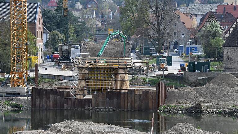 Die Schalung für den ersten Pfeiler der neuen Ochsenfurter Mainbrücke steht. In den kommenden Tagen sollen dort die Betonarbeiten beginnen.