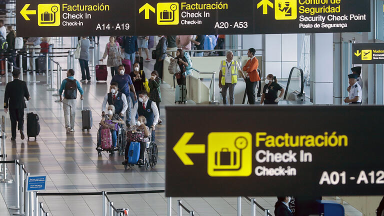 Der Flughafen in Panama-Stadt: Passagiere und Flughafenmitarbeiter tragen Schutzmasken, um die Ausbreitung des Coronavirus zu verhindern. Mittlerweile ist der Flughafen dicht, ein junges Paar aus dem Kreis Schweinfurt schaffte es am Sonntag (22. März) in eines der letzten Flugzeuge, das außer Landes nach Mexiko flog. Von dort aus ging es weiter nach Frankfurt am Main.