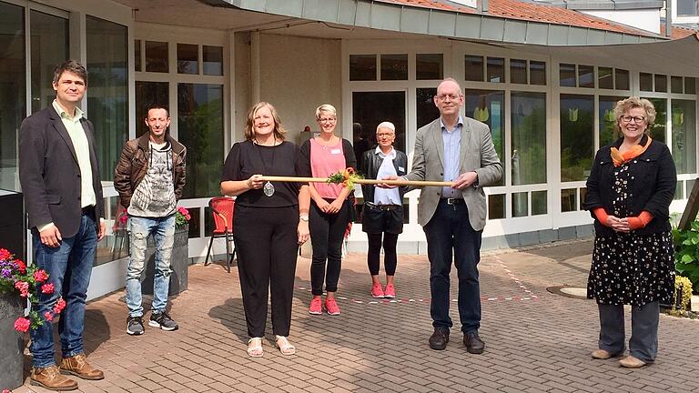 Stabübergabe: Ein neues Team führt künftig die beiden Altenheime in Mellrichstadt. Im Bild (von links) Bürgermeister Michael Kraus, Vorsitzender der Julius-Spital-Stiftung, Tim Rockstroh, neuer stellvertretender Pflegedienstleiter im St.-Niklas-Seniorenheim, Monika Heusinger, ab Juli Leiterin der Seniorenheime Franziska Streitel und St. Niklas, Daniela Hillenbrand, neue Pflegedienstleiterin im Franziska-Streitel-Altenheim, ihre Stellvertreterin Kerstin Meisinger-Klemm, Bernd Liedtke, der noch bis Ende Juni die Altenheime führt, und die Kreisgeschäftsführerin des Caritasverbands Rhön-Grabfeld, Angelika Ochs.