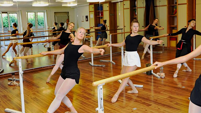 Disziplin, konsequentes Training und liebevolle Zuwendung ist das Prinzip der Tanzlehrerin Tanja Palamaryuk von &quot;Joy of Ballett&quot;.